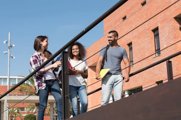 Groep studenten in Campus — Stockfoto