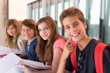 Okuldaki küçük çocuklar