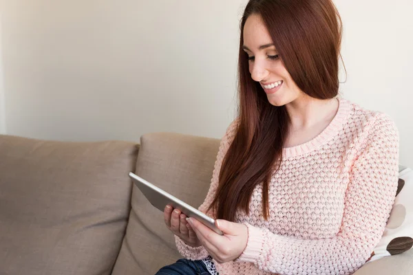 Femme sur canapé avec tablette — Photo