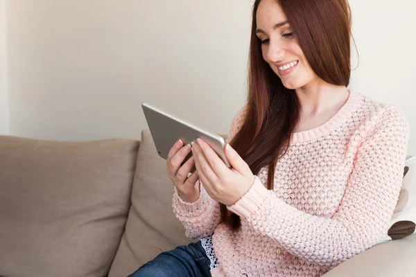 Woman on couch with tablet — Stock Photo, Image