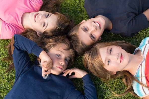 Kids lying on grass — Stock Photo, Image