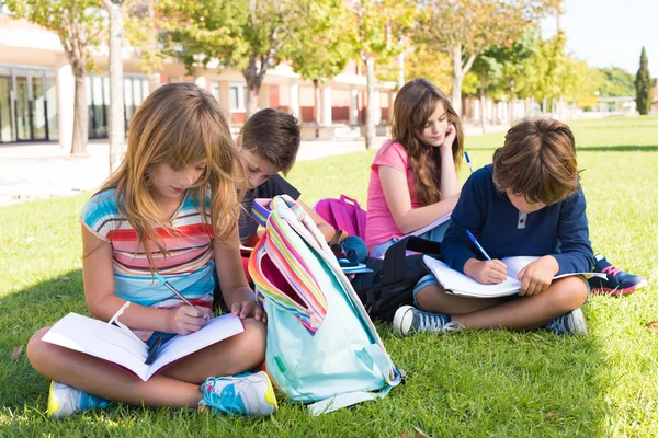 Kis diákok iskolai Campus — Stock Fotó