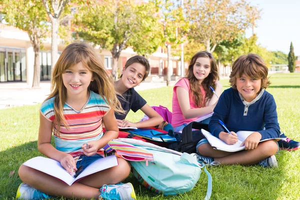 Lilla studenter på skolan Campus — Stockfoto