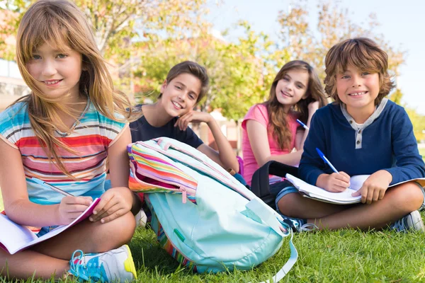 Weinig leerlingen op School Campus — Stockfoto