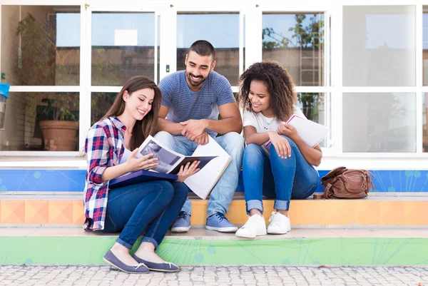 Estudantes sentados nas escadas da escola — Fotografia de Stock