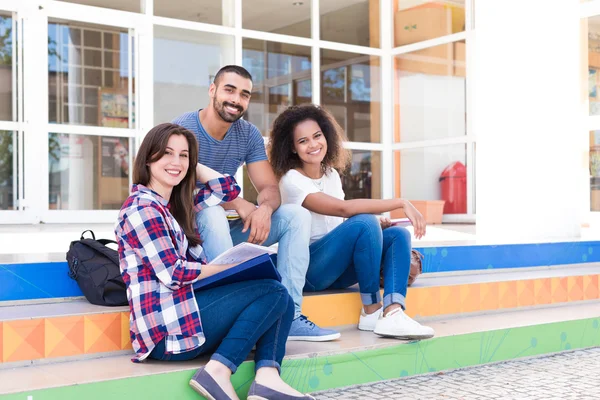 Schüler sitzen auf Schultreppe — Stockfoto