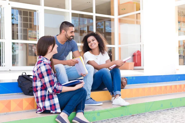 Schüler sitzen auf Schultreppe — Stockfoto