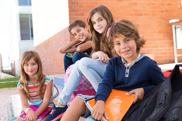 Lilla skolbarn i skolan — Stockfoto