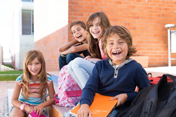 Lilla skolbarn i skolan — Stockfoto