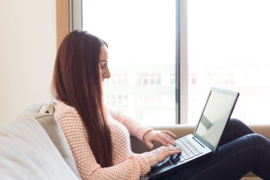 Dizüstü bilgisayar kullanan kadın