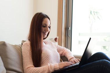 Dizüstü bilgisayar kullanan kadın