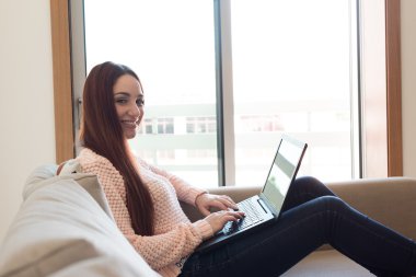 Dizüstü bilgisayar kullanan kadın