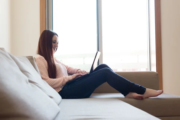 Frau benutzt Laptop — Stockfoto