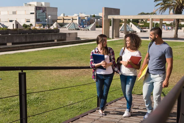 Estudantes andando no campus da escola — Fotografia de Stock