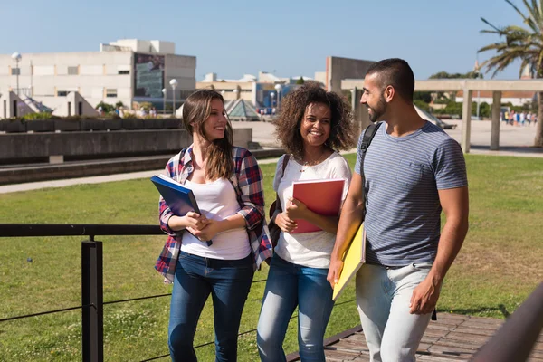 Elever går på skolan campus — Stockfoto