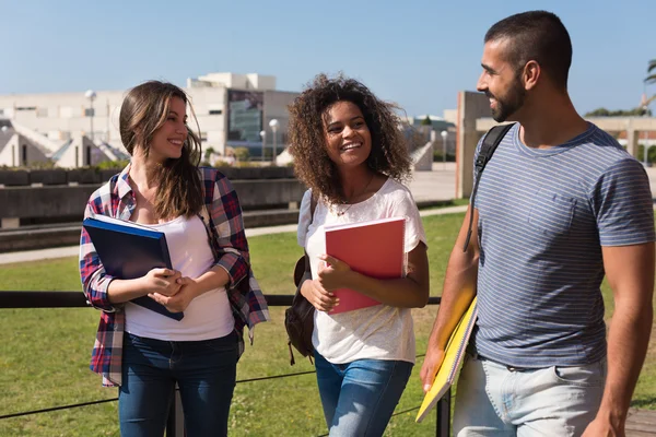 Estudantes andando no campus da escola — Fotografia de Stock