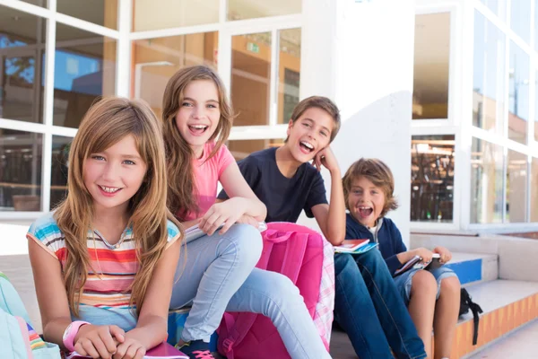 School kids zitten op de trap — Stockfoto