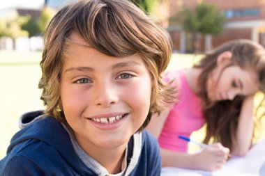 okul kampüsünde genç çocuk