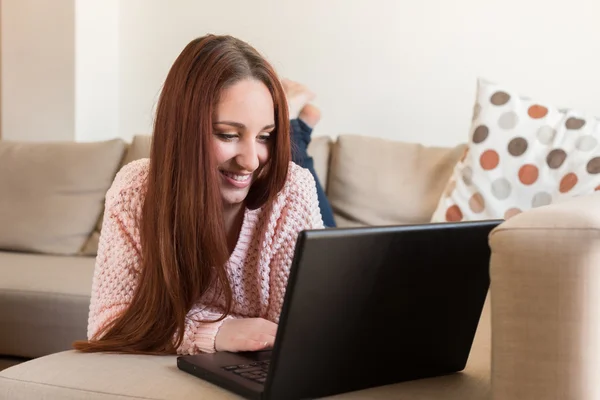 Woman laying down on couch — Stock Photo, Image