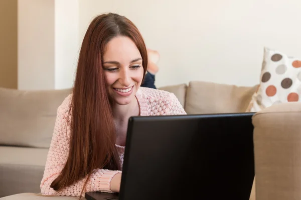 Frau legt sich auf Couch — Stockfoto