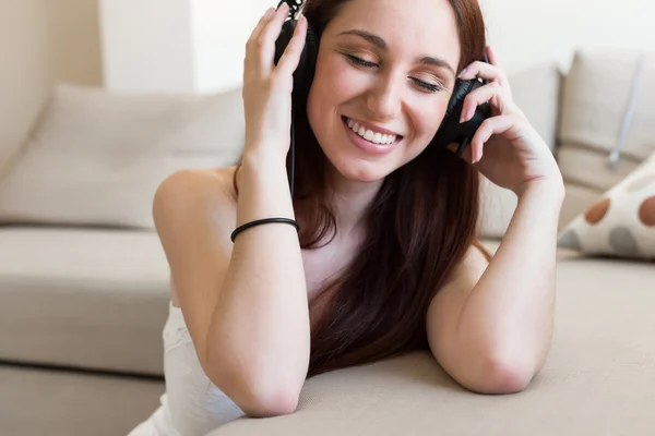 Femme avec écouteurs écoutant de la musique — Photo