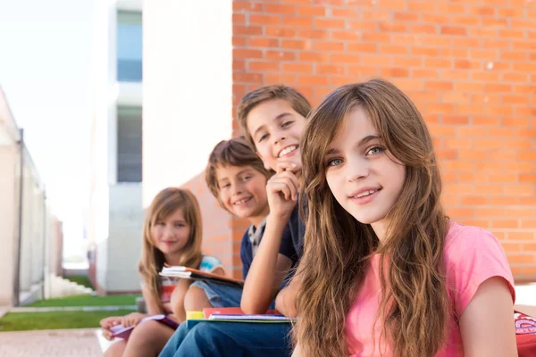 Escolares en la escuela —  Fotos de Stock