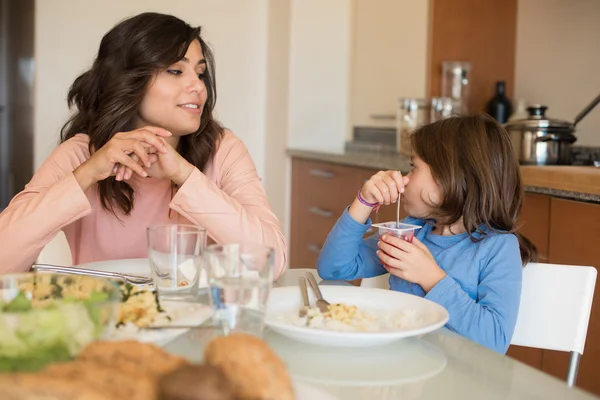 Mãe e filha almoçando — Fotografia de Stock