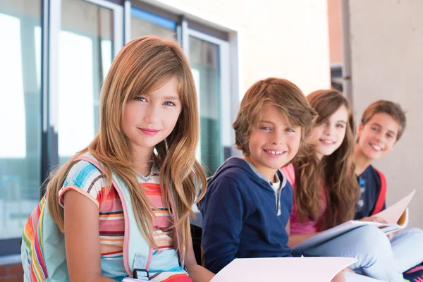 Scolari a scuola — Foto Stock