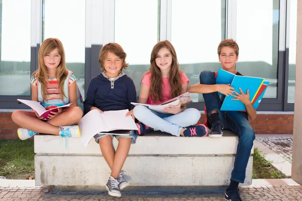 Crianças da escola na escola — Fotografia de Stock