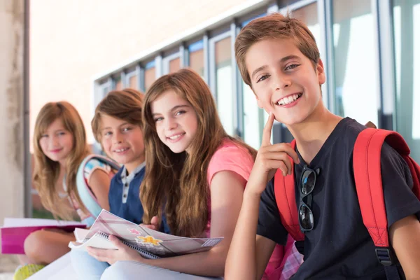 Escolares en la escuela — Foto de Stock