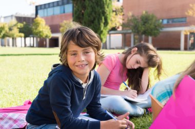 Çocuklar okul kampüsünde