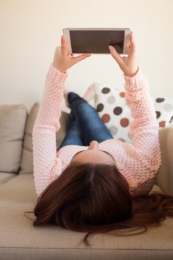 Kadın kanepede tablet ile