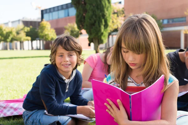 Kinderen op de school campus — Stockfoto