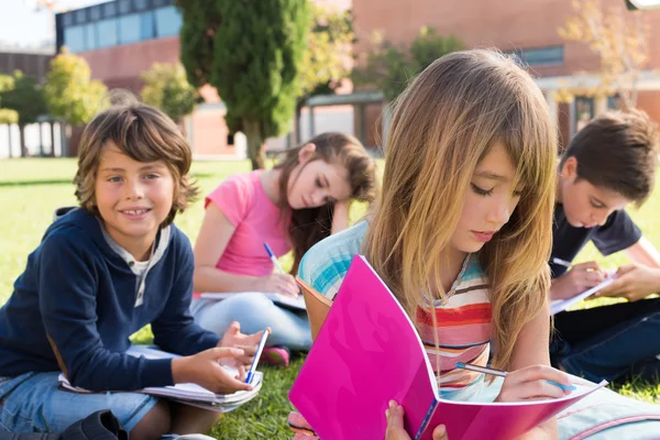 Niños en el campus escolar —  Fotos de Stock