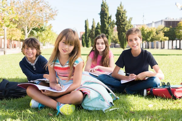 Barnen i skolan campus — Stockfoto