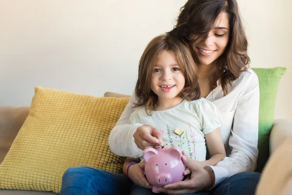 Mãe e filha economizando dinheiro — Fotografia de Stock