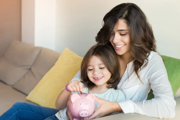 Maman et fille économiser de l'argent — Photo