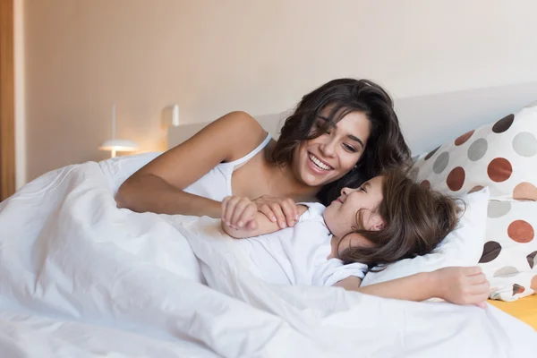 Mãe e filha na cama — Fotografia de Stock