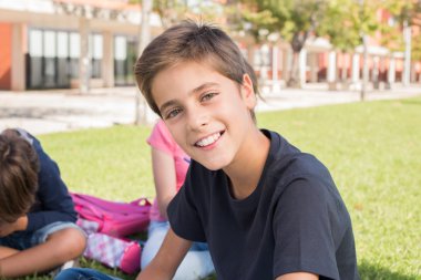 Okulda, bir erkek portresi