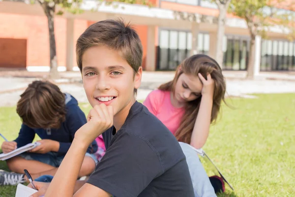 Porträtt av en pojke i skolan — Stockfoto