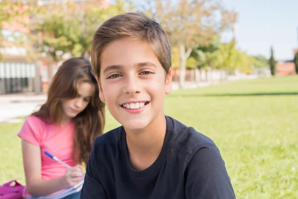 Porträtt av en pojke i skolan — Stockfoto