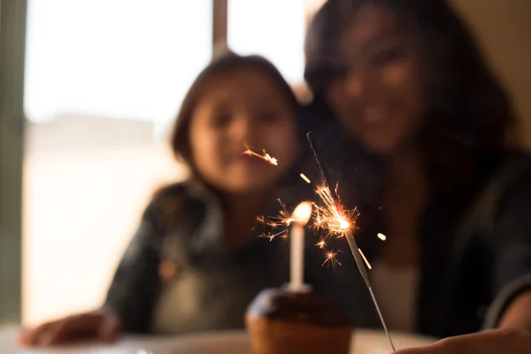 Mamá y su hija celebridades cumpleaños — Foto de Stock