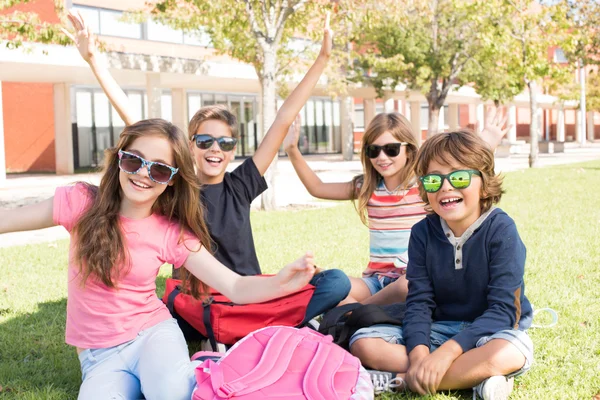 学校のキャンパスの小さい学生 — ストック写真