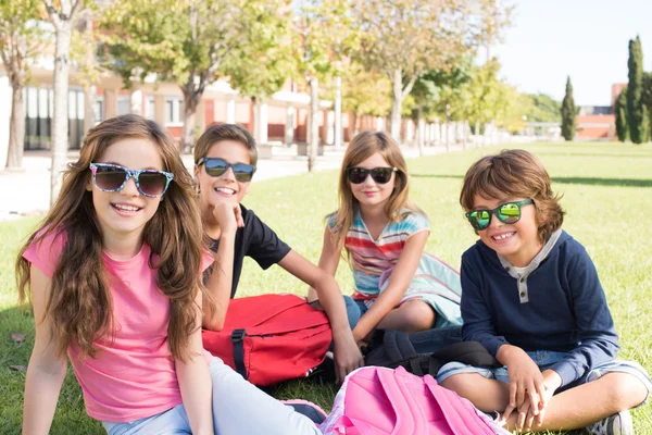 Lilla studenter på skolan Campus — Stockfoto