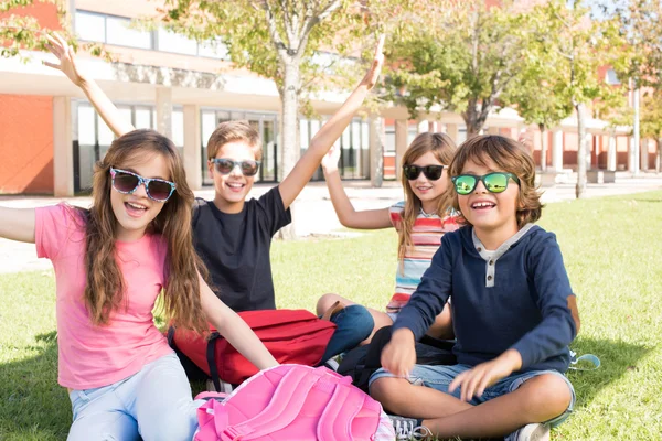 Pequeños estudiantes en el campus escolar —  Fotos de Stock