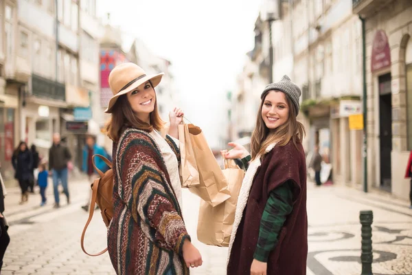 Frauen shoppen in der Stadt — Stockfoto