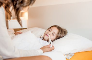 Annesi hasta kızı dikkat çekici