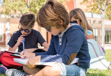 öğrenciler okul kampüsünde