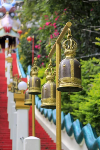 Gyllene Klocka Hänger Vägen Upp Enhet Inne Ett Thailändskt Tempel — Stockfoto