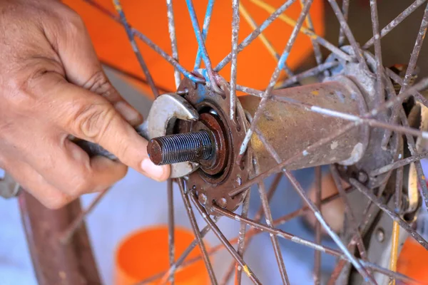 Close Human Hand Using Repair Tool Wheel — Stock Photo, Image